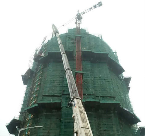 乌拉特前吊车在工地上作业